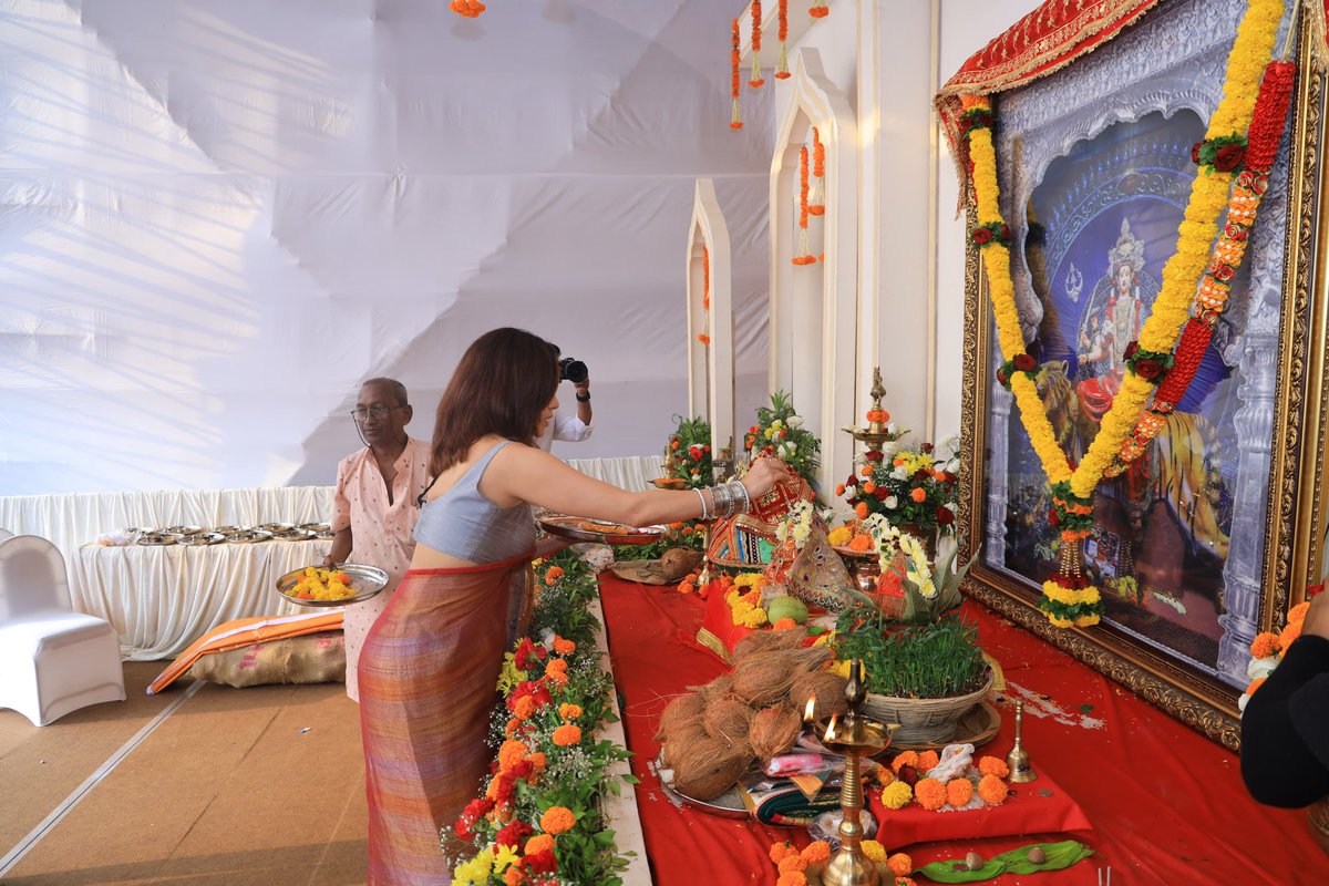 DrSEShinde's tweet photo. डॉ. श्रीकांत शिंदे फाऊंडेशन प्रस्तुत आणि श्री नवदुर्ग युवा मंडळ, डोंबिवली आयोजित '' रासरंग २०२४ '' या कार्यक्रमानिमित्त दरवर्षी प्रमाणे यंदाही महिला - भगिनींसाठी आज खास भोंडला कार्यक्रमाचे आयोजन करण्यात आले होते. दांडिया उत्सव सुरु होण्यापूर्वी महिला - भगिनींच्या उपस्थितीत हा कार्यक्रम संपन्न झाला. हिंदी आणि मराठी चित्रपट सृष्टीत आपल्या उत्तम अभिनय कौशल्याने सर्व रसिक प्रेक्षकांची मने जिंकणाऱ्या अभिनेत्री अमृता खानविलकर यांनी यावेळी कार्यक्रमाला मुख्य उपस्थिती लावत देवीची आराधना केली. तसेच उपस्थित महिला - भगिनींसह भोंडला खेळून उत्सव साजरा केला. याचीच काही क्षणचित्रं...!!

#DrShrikantEknathShinde #Shivsena #navratri2024 #RaasRang