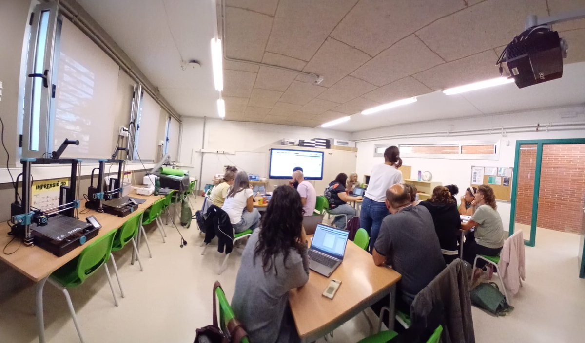 ToniMorenoRey's tweet image. Avui sessió de formació del projecte #Faig a l'escola Ramon Muntaner de @ajperalada .
Els centres #Faig de @cesirecat  disposen d'un #FaigLab que inclou màquines de fabricació digital com les impressores 3D, talladora làser, màquina de brodar digital i plotter de tall