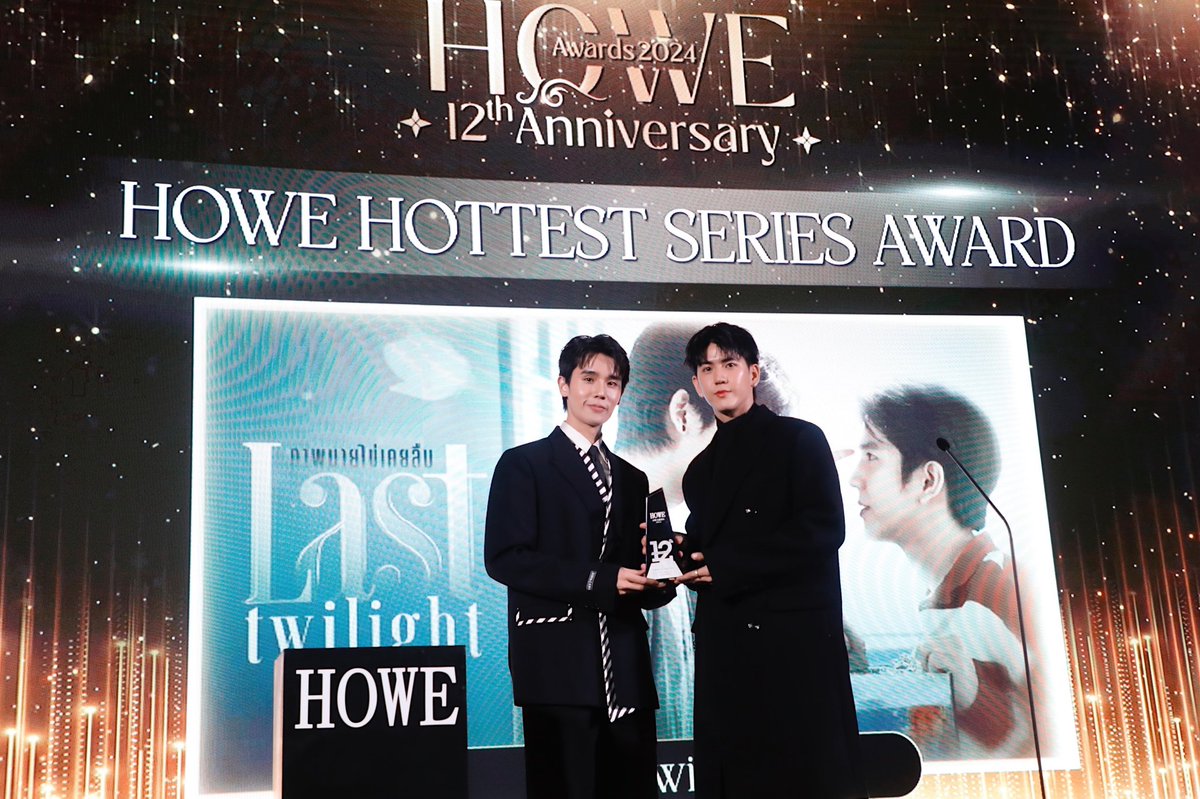 GMMTV's tweet photo. 🎉ขอแสดงความยินดีกับ “GMMTV” ที่คว้า 3 รางวัล จากเวท�� “HOWE AWARDS 2024” ค่ะ

ผลรางวัลจากผลโหวตจากแฟนๆ 
🔹ซีรีส์ “Last Twilight ภาพนายไม่เคยลืม” คว้ารางวัล “HOWE HOTTEST SERIES AWARD”  
🔹“โฟร์ท” คว้ารางวัล “HOWE SHINING MALE  AWARD”  

รางวัลจากการตัดสินของคณะกรรมการ
🔹“วิน” รับรางวัลนักธุรกิจรุ่นใหม่สุดปัง “HOWE NEW GENERATION AWARD”

ขอขอบคุณแฟนๆ ที่ให้การสนับสนุนด้วยดีมาโดยตลอดนะคะ

#HOWEAWARDS2024
#HOWEMAGAZINE
#GMMTV