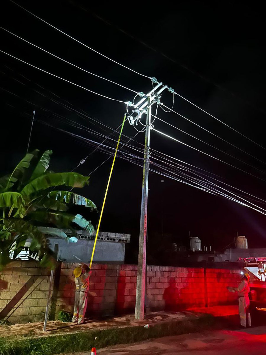 luis_bravon's tweet photo. Para atender las afectaciones del huracán Milton, la @CFEmx ha dispuesto 901 trabajadores electricistas, 126 grúas, 279 vehículos, 6 vehículos todo terreno, 2 vehículos de comunicaciones, 11 torres de iluminación, 11 plantas de emergencia y 2 helicópteros. https://t.co/UGPdqPUPB0 https://t.co/g6bQDv3QMY