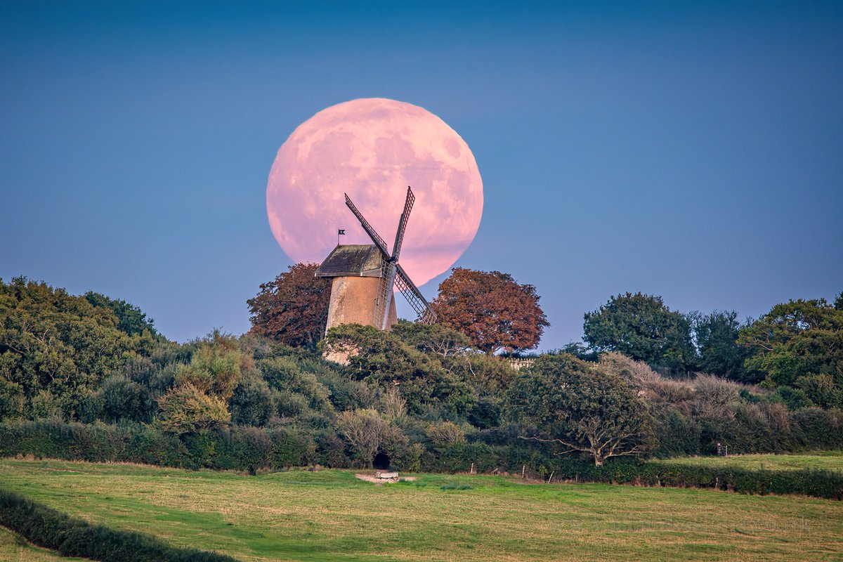 September's full moon rising over <a href="/ntisleofwight/">National Trust Isle of Wight</a>'s Bembridge Windmill.🌕

A beautiful capture by <a href="/islandvisions/">Island Visions</a> 👏

ℹ️Find out more about this landmark: shorturl.at/yAmWf

#IsleofWight #IOW #UNESCO #AONB #Coast2024