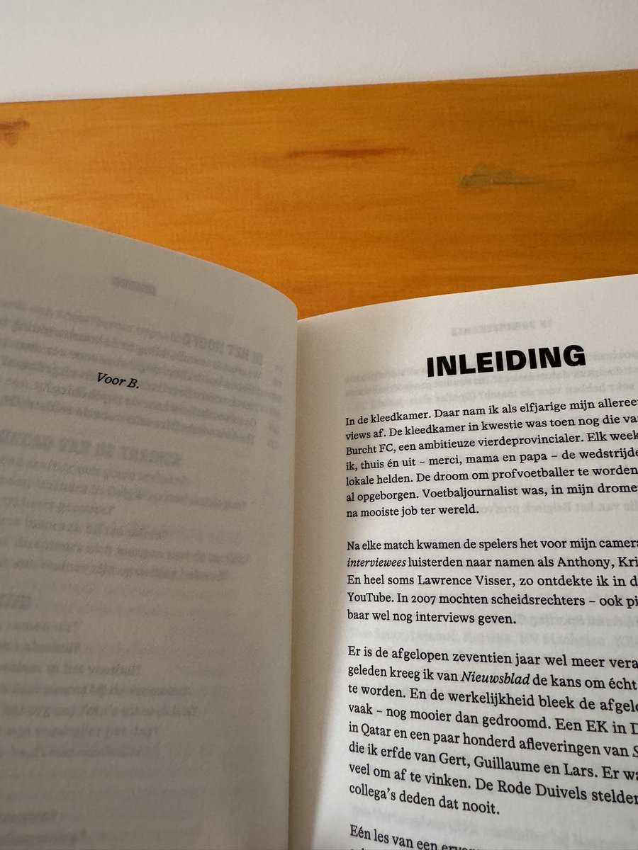 Het allereerste exemplaar van ‘In De Kleedkamer’. ❤️ 

Bestellen kan via de link hieronder, de inleiding is bij deze gratis. 

In de kleedkamer. Daar nam ik als elfjarige mijn allereerste interviews af. De kleedkamer in kwestie was toen nog die van Sporting Burcht FC, een