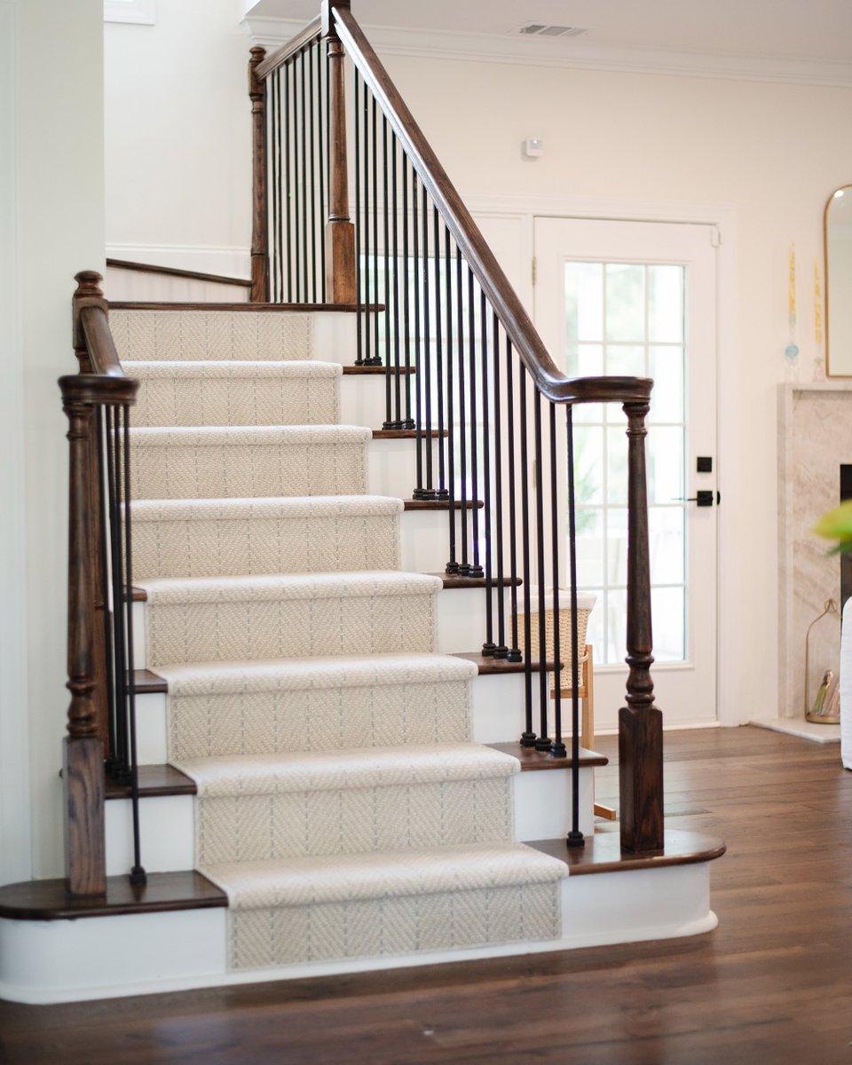 stantondesignco's tweet photo. Angola is a timeless herringbone pattern with a modern flair. 

View all available colors: https://t.co/XGvSj26VBM 

@studiomiles_ #stantoncarpet #carpetrunner #carpetlove #luxurycarpet #interiordesign #stairrunner #staircase #luxurydesign #staircasedesign #handloomed #woolcarpet https://t.co/xEOlXmpaXJ