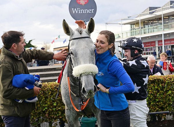 🏆6th race: The Mongey Communications Handicap Steeplechase 
Won by: Hazelhatch Lady
Trained by: James Fahey
Ridden by:  Kevin Sexton
Owned by: Frank Reynolds 
👏Congratulations from all the team at Galway Racecourse #GalwayRaces