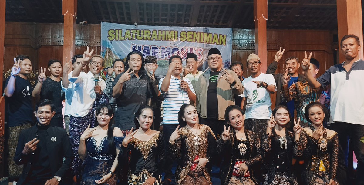 Malam ini senang sekali bersama Pak Harno bisa ketemu dan ngobrol dengan para seniman di "Joglo Seni Jolang" Desa Kaliombo, Sulang.
Semoga para seniman di Kabupaten Rembang mampu menjadi media untuk menyampaikan pesan2 penting dan mendorong perubahan positif di masyarakat.