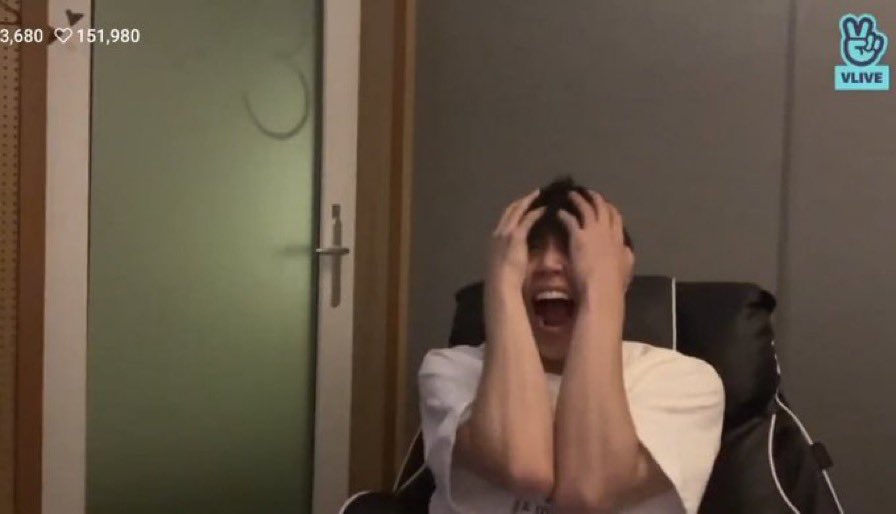 잠컴조가 너무 좋아서 개큰울음나옴....

첫만남에 햄버거 사주면서
이제부터 노예계약~ 이러고
진짜 11년을 같이 활동했다고????

만약 각자 결혼한다면 서로 사회를
봐준다고???

행사나 출장 있을때마다
꼭 데리고 간다고???

'수현이한테는 웬만하면 제 생각을
다 얘기하는 편이에요' 라고???