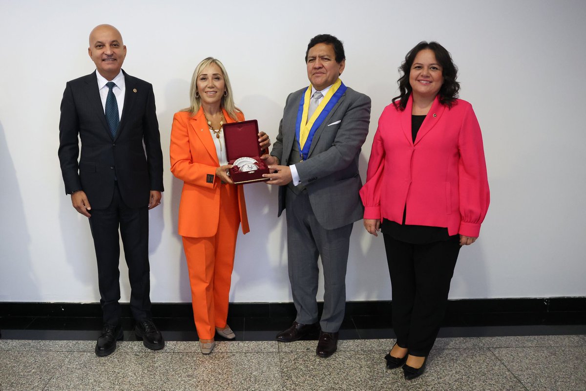 Dr. Tuba Vural Çokal 🇹🇷 (@tubavuralcokal) on Twitter photo 📍TBMM
AND Parlamentosu Türkiye Delegasyonu Başkanı olarak, Milletvekillerimiz <a href="/Nilgun_OK/">Nilgün ÖK 🇹🇷</a> ve <a href="/vekilmahirpolat/">Mahir Polat</a> ile birlikte AND Parlamentosu Başkanı Sayın Sn. <a href="/G_PachecoVillar/">Gustavo Pacheco Villar</a>'ı Gazi Meclisimizde ağırladık. Başkan seçilmesi vesilesiyle tebriklerimizi ilettik.
Görüşmemizde, AND 📍TBMM
AND Parlamentosu Türkiye Delegasyonu Başkanı olarak, Milletvekillerimiz <a href="/Nilgun_OK/">Nilgün ÖK 🇹🇷</a> ve <a href="/vekilmahirpolat/">Mahir Polat</a> ile birlikte AND Parlamentosu Başkanı Sayın Sn. <a href="/G_PachecoVillar/">Gustavo Pacheco Villar</a>'ı Gazi Meclisimizde ağırladık. Başkan seçilmesi vesilesiyle tebriklerimizi ilettik.
Görüşmemizde, AND