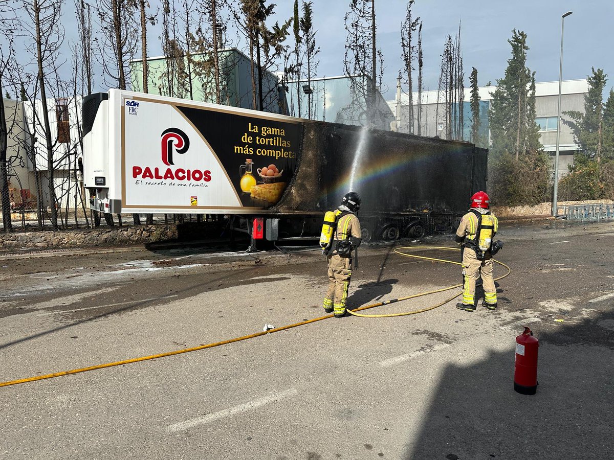 112 Región de Murcia (@112rmurcia) on Twitter photo 🕔 15:29 horas. Los 🚒 <a href="/BomberosCEIS_RM/">Bomberos Región de Murcia - CEIS</a> han logrado extinguir el incendio de un camión frigorífico y varios cipreses en la calle Río Guadalentín de #Ceutí. Afortunadamente, no se han registrado daños personales.
🚔 Policía Local <a href="/Ayto_Ceuti/">Ayuntamiento Ceutí</a>
📸Imágenes <a href="/BomberosCEIS_RM/">Bomberos Región de Murcia - CEIS</a> 🕔 15:29 horas. Los 🚒 <a href="/BomberosCEIS_RM/">Bomberos Región de Murcia - CEIS</a> han logrado extinguir el incendio de un camión frigorífico y varios cipreses en la calle Río Guadalentín de #Ceutí. Afortunadamente, no se han registrado daños personales.
🚔 Policía Local <a href="/Ayto_Ceuti/">Ayuntamiento Ceutí</a>
📸Imágenes <a href="/BomberosCEIS_RM/">Bomberos Región de Murcia - CEIS</a>