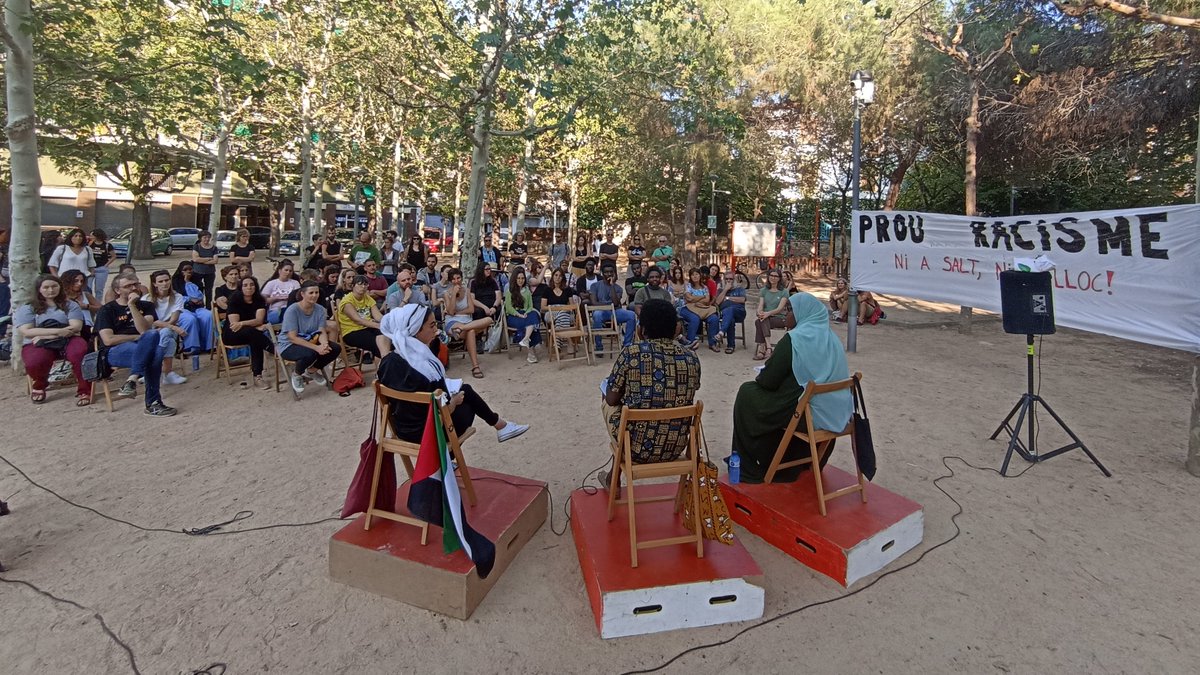 Octubre Antiracista (@oct_antiracista) on Twitter photo 🗣️Dissabte #12o a les 17 h a la Pl Catalunya de Salt, taula rodona: Per què em pareu a mi?
Amb: Ainhoa Nadia Douhaibi (educadora social), <a href="/mireiacomas/">mireia comas</a> (fotoperiodista), joves de l’@idesigualtats de Terrassa i <a href="/TarekCheriha/">Tarek Cheriha Dkik</a> (politòleg)
✊🏿Vine i participa de l'#octubreAntiracista 🗣️Dissabte #12o a les 17 h a la Pl Catalunya de Salt, taula rodona: Per què em pareu a mi?
Amb: Ainhoa Nadia Douhaibi (educadora social), <a href="/mireiacomas/">mireia comas</a> (fotoperiodista), joves de l’@idesigualtats de Terrassa i <a href="/TarekCheriha/">Tarek Cheriha Dkik</a> (politòleg)
✊🏿Vine i participa de l'#octubreAntiracista