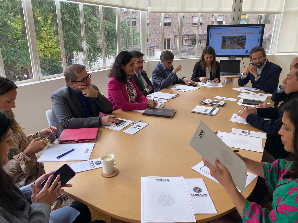 CarlosAmayaR's tweet photo. Como parte de nuestra misión en España, participamos en el conversatorio "Experiencias de Construcción y Desarrollo de Agenda Pública" con la fundación @fortegamaranon.

Un espacio muy importante para fortalecer nuestra visión a largo plazo para el departamento y establecer alianzas estratégicas que nos permitan atraer inversión extranjera y replicar modelos exitosos en el turismo y la agroindustria. 

Agradecemos esta valiosa experiencia a quienes nos recibieron: Lucía Sala Silveira, directora general de la Fundación José Ortega y Gasset- Gregorio Marañón; Federico Buyolo, director cultural; Antonio Fernández Poyato, presidente del Consejo Asesor Colombia; Ana María Alonso de Juana, directora de la fundación en Colombia; Enrique Martínez Marín, presidente de la Sociedad de la Innovación y las Tecnologías Turísticas; Emilio Rotondo, director general de @aena Internacional; Juan José Álvarez, director de Relaciones Institucionales de la Asociación Agraria de Jóvenes Agricultores; y Jesús Maza, Escuela Internacional de Servicios Públicos.

El crecimiento económico y social de la #BoyacáGrande 💚💜🤍 es la meta que nos hemos establecido para estos viajes internacionales, buscando colaboración internacional que impulse sectores claves para el desarrollo sostenible de nuestra tierra. ¡Esto es por el presente y futuro de las y los boyacenses!
