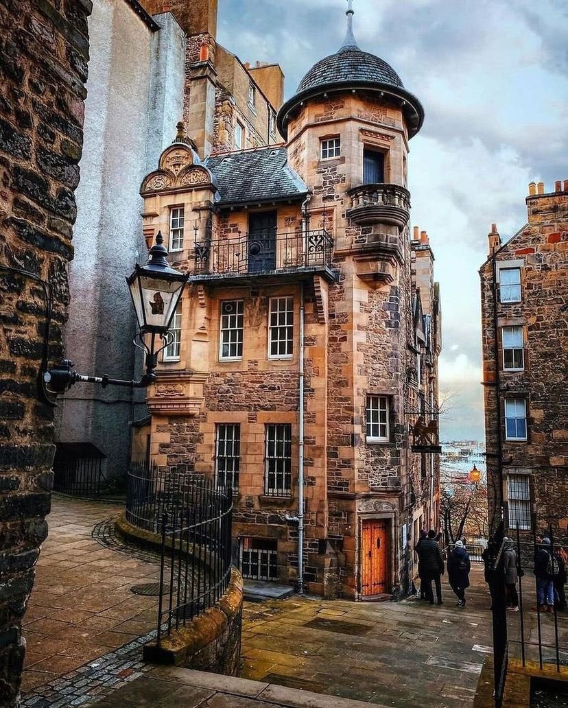 old_world_exp's tweet photo. The Writers' Museum, Edinburgh https://t.co/Uqbhp68n0a