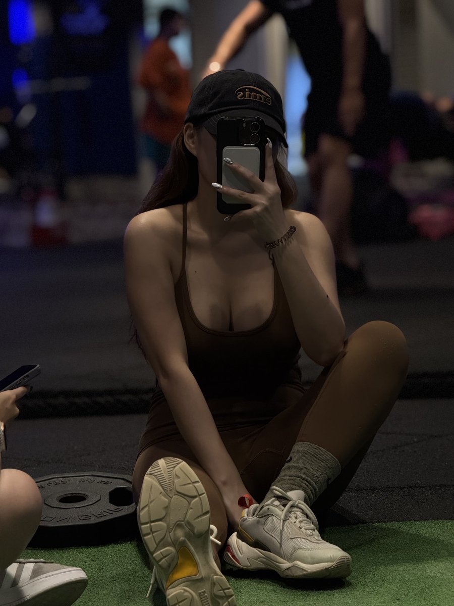 跟朋友一起練的下場就是
嘴很酸==

做4組壺鈴硬舉 組間休息2小時😀 https://t.co/M24vno4NKS
