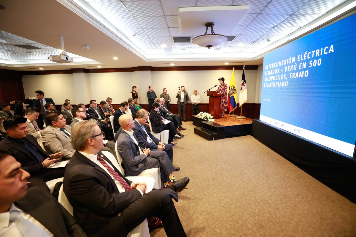 CancilleriaEc's tweet photo. Abrimos el camino para fortalecer la cooperación energética entre Ecuador y Perú🇪🇨🤝🇵🇪

Con el objetivo de robustecer el sistema energético entre ambos países, este martes se llevó a cabo el taller de inauguración de la línea de interconexión eléctrica a 500 kilovoltios (kV).

Este esfuerzo es fruto de la colaboración entre los Ministerios de Energía de Ecuador @RecNaturalesEC y Perú @MinemPeru. En Ecuador, el financiamiento ha sido impulsado gracias al apoyo del Banco Europeo de Inversión (BEI) y del Banco Interamericano de Desarrollo (@el_BID).