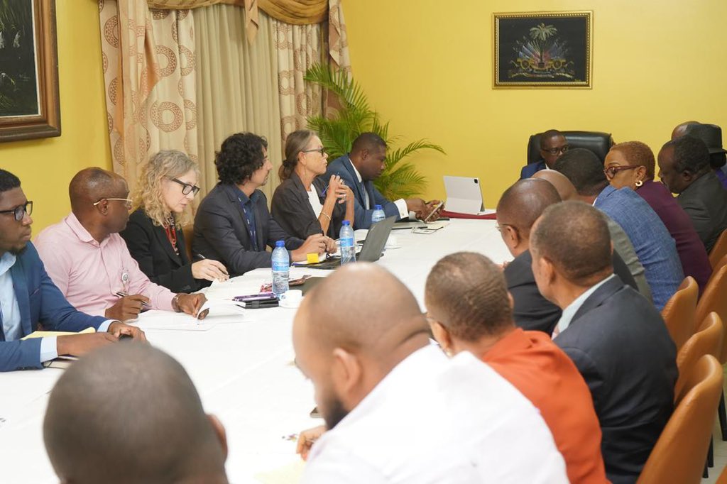 Primature de la République d’Haïti (@primatureht) on Twitter photo Constitution d’un Groupe de travail multisectoriel sur l’accueil et la prise en charge des migrants haïtiens.
Sur demande du Premier ministre, Dr <a href="/ConilleGarry/">Garry Conille</a>, le Premier ministre a.i., Me Carlos Hercule, a présidé une importante séance de travail, dans la matinée du mardi 8 Constitution d’un Groupe de travail multisectoriel sur l’accueil et la prise en charge des migrants haïtiens.
Sur demande du Premier ministre, Dr <a href="/ConilleGarry/">Garry Conille</a>, le Premier ministre a.i., Me Carlos Hercule, a présidé une importante séance de travail, dans la matinée du mardi 8