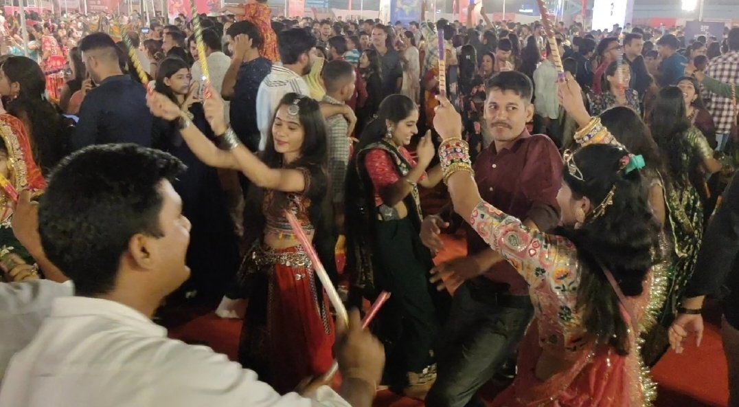 आओ दोस्तों, गरबा का आनंद लो