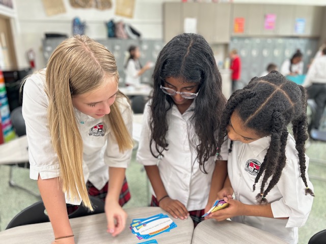 Teamwork makes the dream work. 🤝 Click here to learn about the benefits of cooperative learning: stcharlesschoolorlando.org/2024/10/07/5-b…