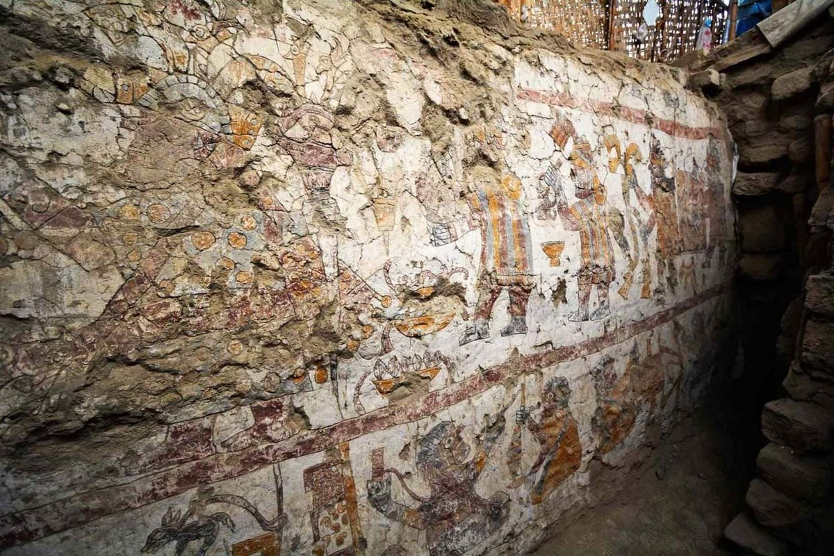 📢💣 Tenemos un espectacular descubrimiento en el antiguo sitio mochica de Pañamarca (Perú). Los arqueólogos han hallado una "Sala del Trono" datada entre el 350 y el 750 d.C. y decorada con pinturas murales de una poderosa mujer gobernante asociada con la luna y el mar 🧵👇