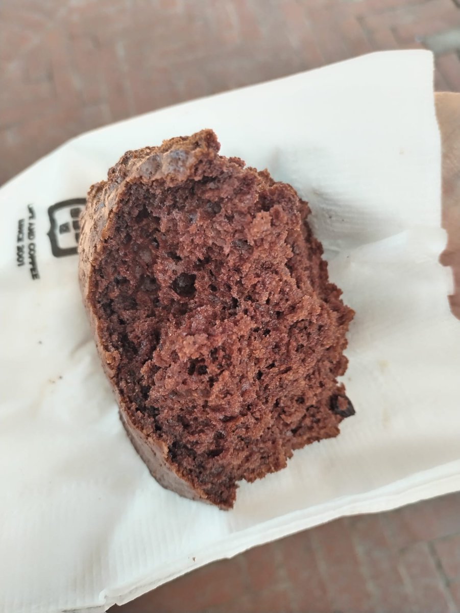 KissingPoet's tweet photo. Dear @vidaecaffe 
What happened to your decadent chocolate muffin? It used to be choc-a-block full of chocolate chips, doing justice to the "decadent" in its name. The one that I had today was just a sad chocolate muffin, with no chocolate chips in sight. New recipe or oops? https://t.co/5G7gJ9wHnx