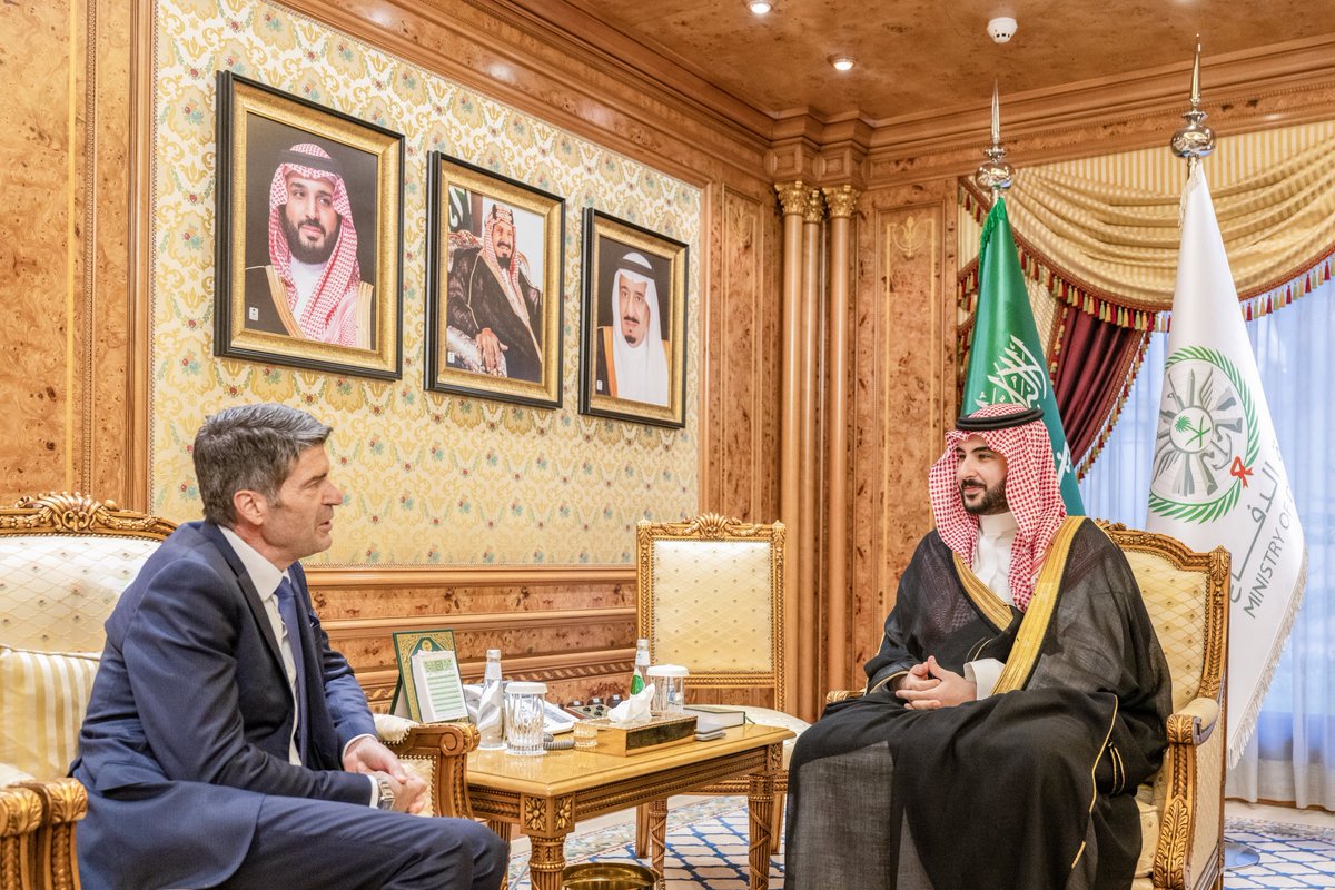 التقيت سفير الجمهورية الفرنسية لدى المملكة باتريك ميزوناف.
استعرضنا العلاقات الثنائية السعودية الفرنسية، وبحثنا آخر التطورات الراهنة في المنطقة والجهود المبذولة بشأنها، وناقشنا عددًا من الموضوعات ذات الاهتمام المشترك.