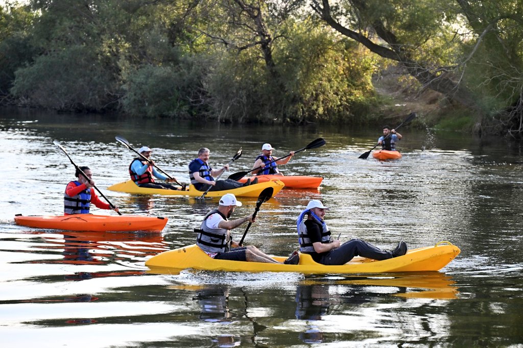 Amatör Spor Haftası kapsamında Gökçedam Köyü'nde düzenlenen kano etkinliğimizi Valimiz Dr. Erdinç Yılmaz’ın katılımıyla gerçekleştirdik. Sayın Valimiz, ilk defa kano deneyimi yaşayarak 8 kilometrelik parkurda bizlere eşlik etti. Etkinliklerimiz hafta boyunca  devam edecek.