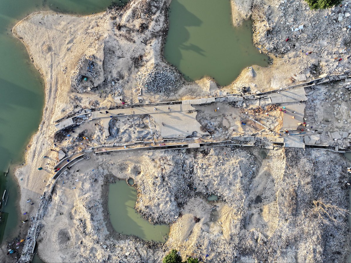 bits_of_borno's tweet photo. Flooding causes significant damage to infrastructure projects, particularly bridges, which has a ripple effect on local communities and disrupts daily life for those who rely on them. 

A vital infrastructure is the Fori Bridge, which connects residential areas to Bama road, a link to the University of Maiduguri, and its destruction has forced many locals to risk walking on the damaged structure to reach their destination.

#MaiduguriFlood