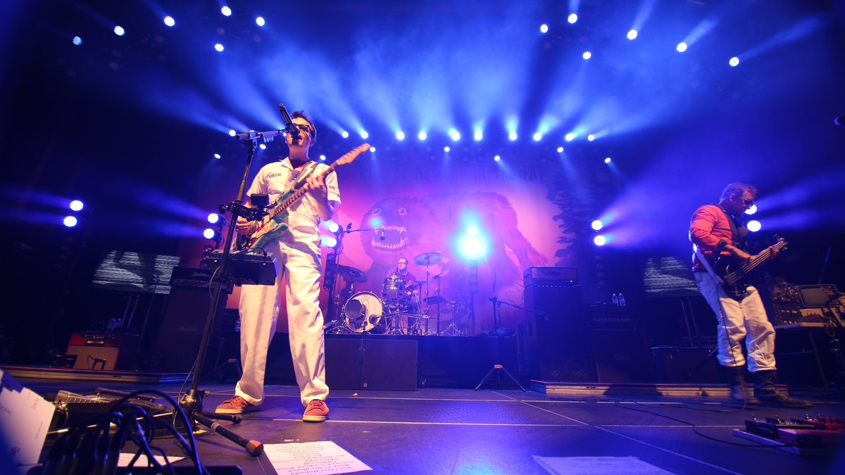 10 years ago yesterday we released our 3rd of what would be 3 total albums with Ric Ocasek as producer, “Everything Will Be Alright In The End”. This record came as a fresh start, the first weezer album since 2010. It was recorded with the band “all together in a room”, the