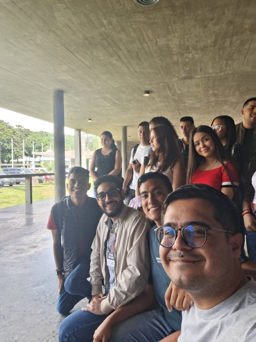 AgoraUCV's tweet photo. Se resalta la esencia del sentido de pertenencia hacia nuestra imponente universidad, reflejando la magnificencia de sus espacios y la energía que transmite el caminar por cada uno de sus pasillos. 🏛️👑

(3/3) https://t.co/XjZXbkGEhf