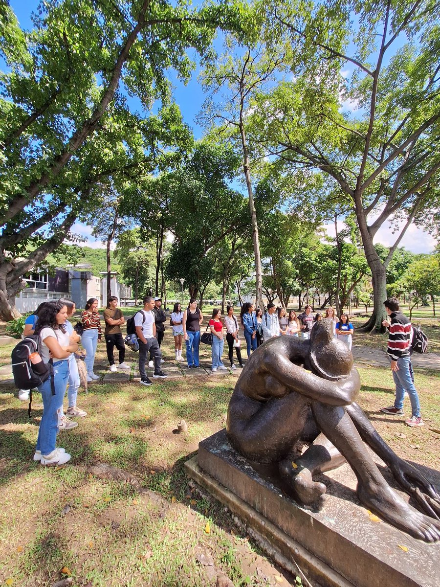 AgoraUCV's tweet photo. Se resalta la esencia del sentido de pertenencia hacia nuestra imponente universidad, reflejando la magnificencia de sus espacios y la energía que transmite el caminar por cada uno de sus pasillos. 🏛️👑

(3/3) https://t.co/XjZXbkGEhf