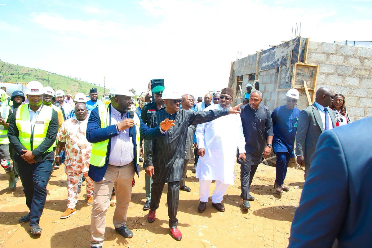 ikwerre's tweet photo. Minister of the FCT, @GovWike on a site inspection visit to the bus terminals under construction at
Kugbo and Mabushi areas of the FCT. https://t.co/jLqzJBI965