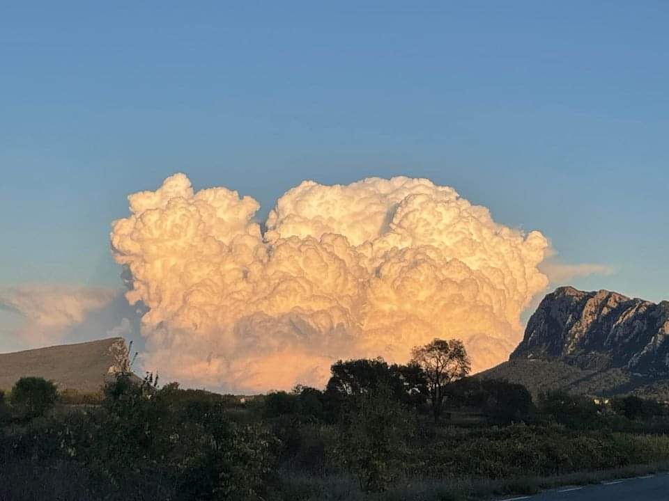 🔥 INCROYABLE PHOTO de la cellule orageuse dans le Gard depuis le splendide val de Londres dans l'Hérault. A gauche on voit l'Hortus et à droite le magnifiue Pic Saint Loup. Une DINNNNNGUUUUUUERRRRRRRRIE 😍😍😍

Photo : Severine Ciranob pour Météo Languedoc