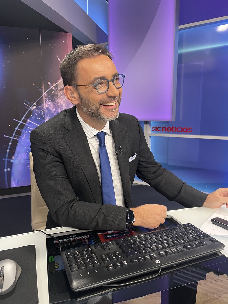 rodrigopratas's tweet photo. O sorriso… de quem recebe todas as perguntas pelo auricular. 😎 https://t.co/puENM3p6Om