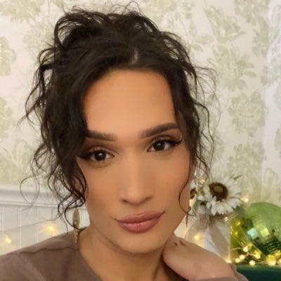 CynthusM's tweet image. #NewProfilePic #updo #curlyhair #Trans
