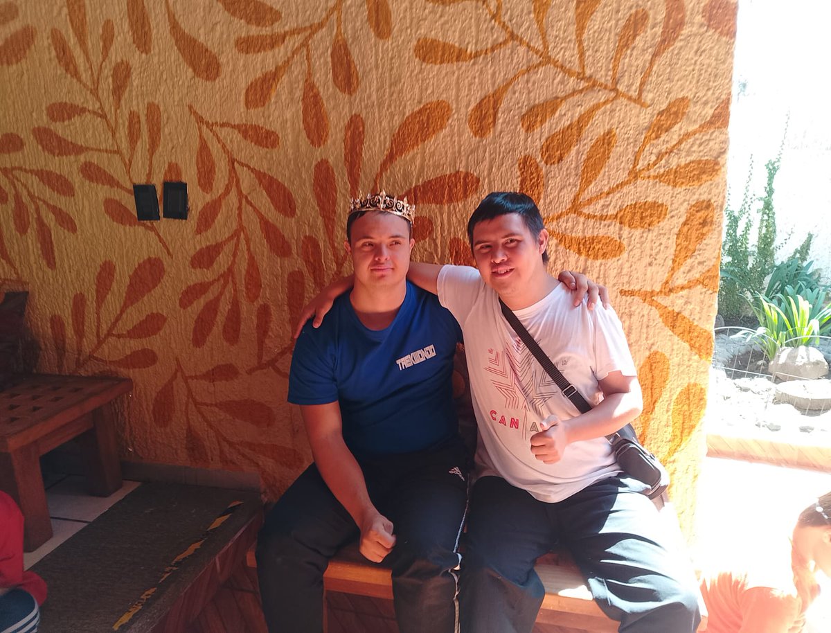 lacasadown's tweet image. l pasado 3 de octubre el cumpleaños de nuestro alumno Juan Arturo. ¡Felicidades! Esperamos que celebres muchos cumpleaños más con nosotros. 🥳🎁🎊🎈🍰

#LCDG #LaCasaDown #sindromededown #downsyndrome #trisomia21 #cumpleaños #escuela #education #educacion