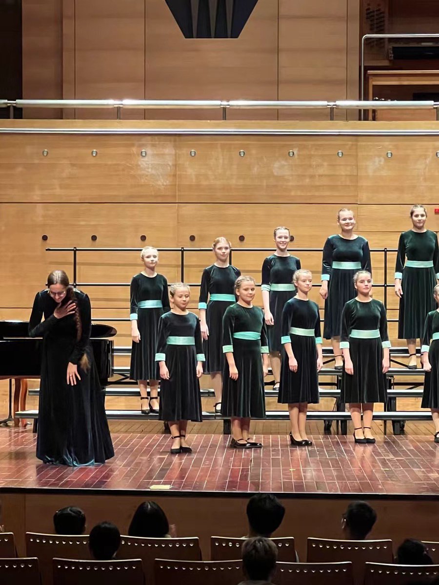 izzibag's tweet image. 大剧院看剧依然最佳，今晚圣彼得堡国立音乐学院学生合唱团来杭演出🎶她们代表了俄罗斯合唱学院派的顶尖水平😊