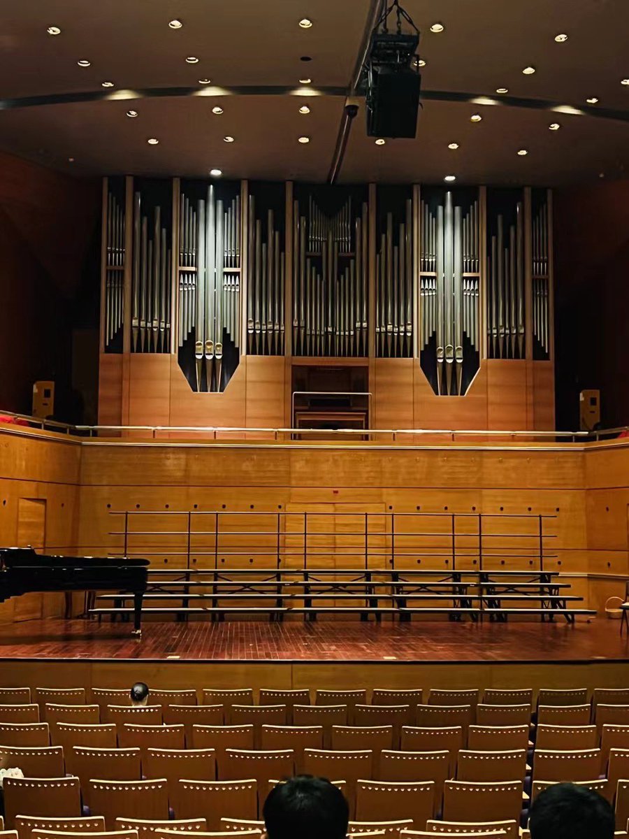 izzibag's tweet image. 大剧院看剧依然最佳，今晚圣彼得堡国立音乐学院学生合唱团来杭演出🎶她们代表了俄罗斯合唱学院派的顶尖水平😊