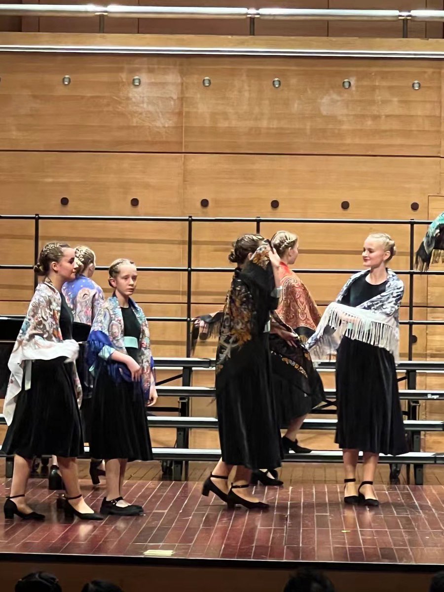 izzibag's tweet image. 大剧院看剧依然最佳，今晚圣彼得堡国立音乐学院学生合唱团来杭演出🎶她们代表了俄罗斯合唱学院派的顶尖水平😊