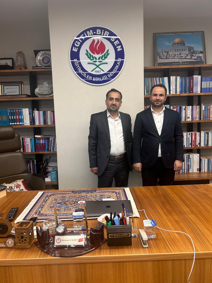 salihoglu_vedat's tweet photo. Memur-Sen genel başkan yardımcısı Ramazan Çakırcı başkanımızı ziyaret ettik.
Bölgemizde yaptığımız gençlik faaliyetlerini aktardık. İlgileri için sayın başkanıma çok teşekkür ediyorum.
@RamazanCakirci https://t.co/00PRWorjrV