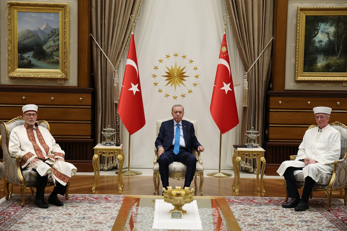 Akparti's tweet photo. Cumhurbaşkanımız Recep Tayyip Erdoğan, Batı Trakya Türk Azınlığı Danışma Kurulu Başkanı ve Gümülcine Seçilmiş Müftüsü İbrahim Şerif ve İskeçe Seçilmiş Müftüsü Mustafa Trampa'yı Cumhurbaşkanlığı Külliyesi'nde kabul etti. https://t.co/uUPe0EEWmy