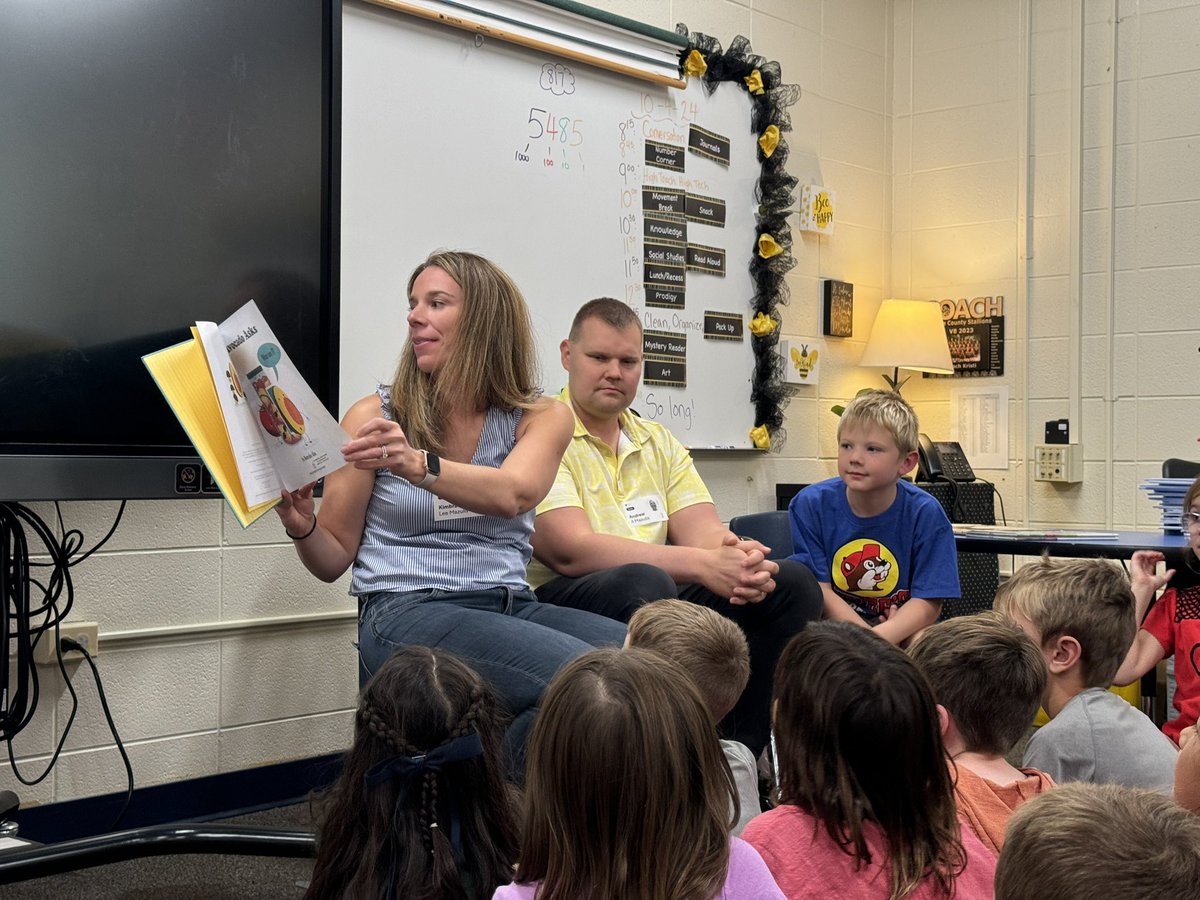 PattersonD70's tweet photo. Thank you to Steele’s parents for being our Mystery Readers on Friday! #d70shinyapple #d70bulldogs https://t.co/XJFVGSO8xi