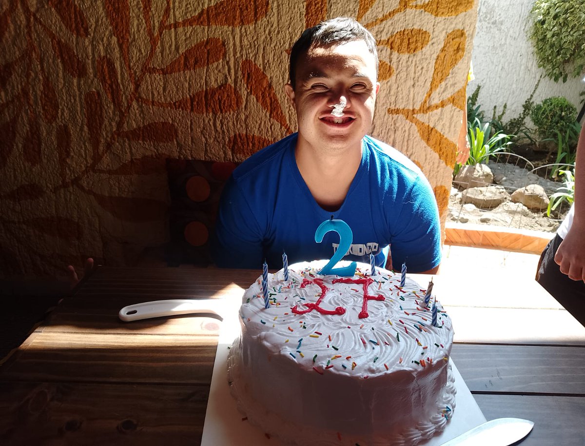 lacasadown's tweet image. l pasado 3 de octubre el cumpleaños de nuestro alumno Juan Arturo. ¡Felicidades! Esperamos que celebres muchos cumpleaños más con nosotros. 🥳🎁🎊🎈🍰

#LCDG #LaCasaDown #sindromededown #downsyndrome #trisomia21 #cumpleaños #escuela #education #educacion