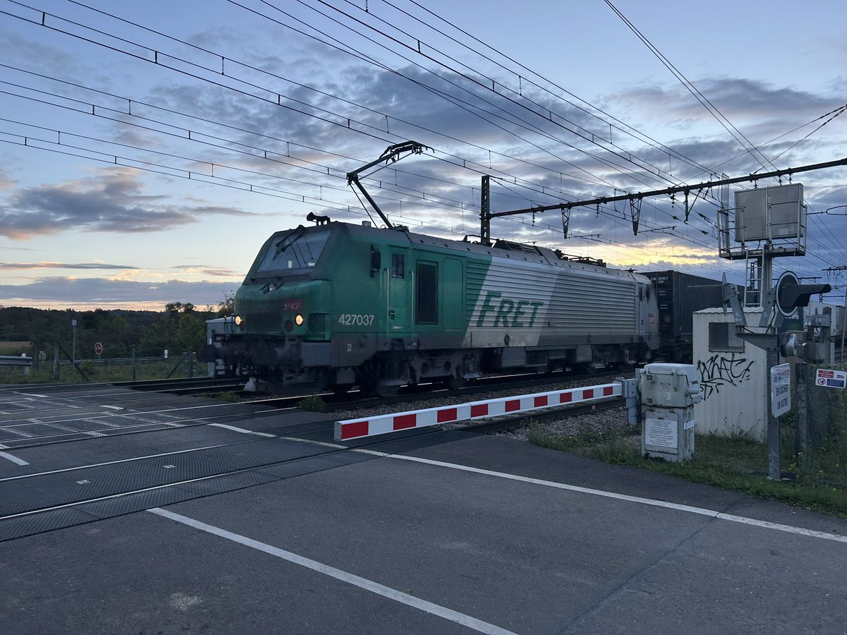 BONNIN1402's tweet photo. Rien de tel pour finir la soirée avec ce #FretSNCF de boites
#pk166
Je lui trouve un air rital à la #BB27000 pas vous ?
❤️🤍💚
Bonne soirée Twitter 🥰 https://t.co/gHYqIFN5rl