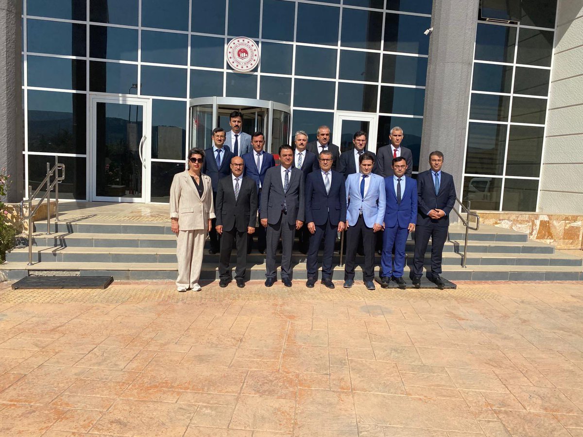 Valimiz Sayın Abdullah Köklü, Tokat Çevre, Şehircilik ve İklim Değişikliği İl Müdürlüğü’ne gerçekleştirdiği ziyarette, İl Müdürlüğümüzün yürütmekte olduğu çalışmalar hakkında İl Müdürümüz Sayın Selim Boyraz’dan kapsamlı bir brifing aldı.