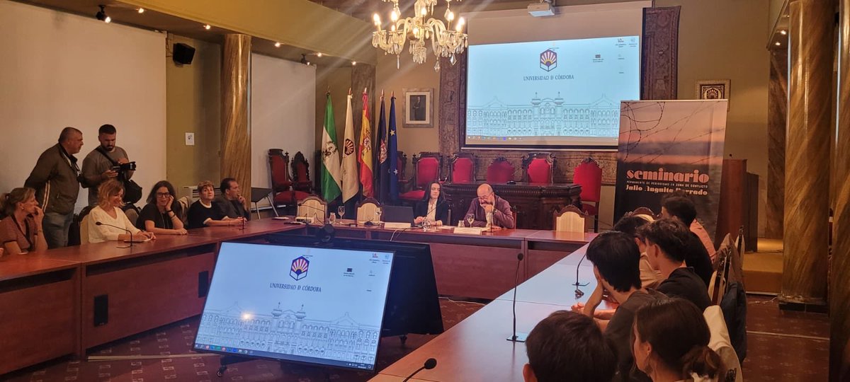 La corresponsal de guerra ⁦<a href="/MariaSenovilla/">MariaSenovilla</a>⁩ en el Seminario Permanente sobre periodismo en zonas de conflicto. ⁦<a href="/SPA_Periodistas/">Sindicato de Periodistas de Andalucía (SPA)</a>⁩ y ⁦<a href="/Univcordoba/">Universidad Córdoba</a>⁩