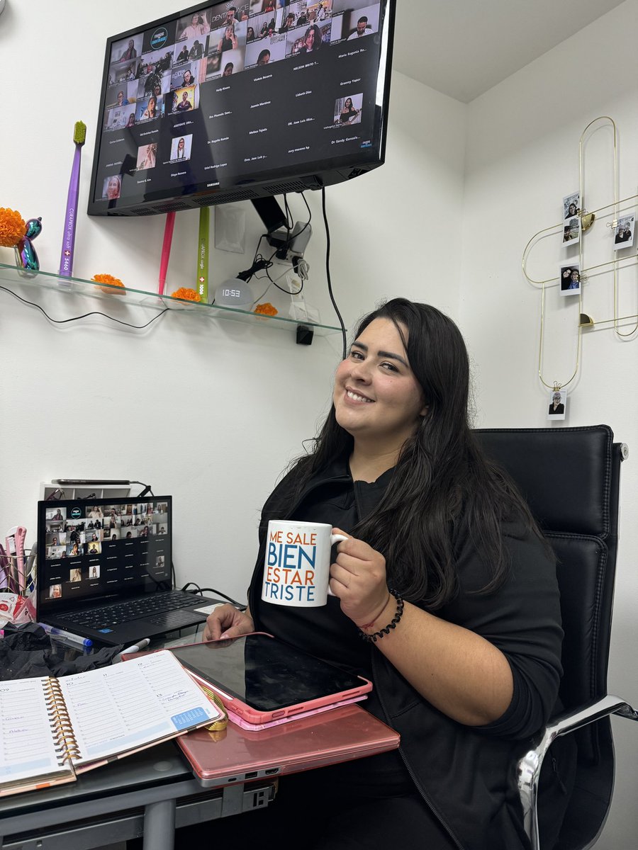 Usando mi taza de <a href="/mesalebien/">Los tristes</a> mientras tomamos la capacitación de hoy <a href="/jimenaemeuve/">Eme Aquí</a>