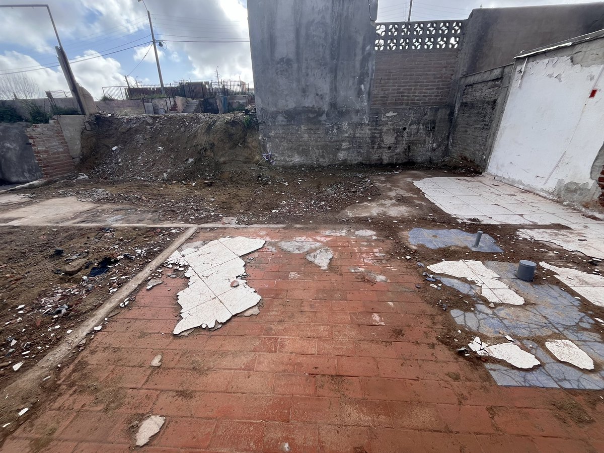 Pataleria's tweet photo. @Chilquinta600 @Chilquinta Hola Chiquinta, te presento mi casa. ¿Por qué debo seguir pagando algo que no estoy consumiendo? Como verás con suerte tengo un sitio demolido.
Atte. https://t.co/JuonWoaI0X