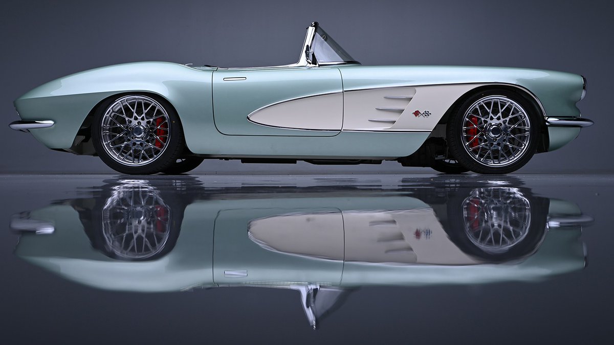 Barrett_Jackson's tweet image. Minty fresh! Powered by a #supercharged #LT4, this 1962 @Chevrolet #Corvette custom #roadster received a full rotisserie restoration by Dek'd Out Customs. It sits on a full custom @Roadster_shop SPEC7 chassis with @Baer_brakes, full #C7 suspension.

More: bit.ly/AZ24TW-1962Che…