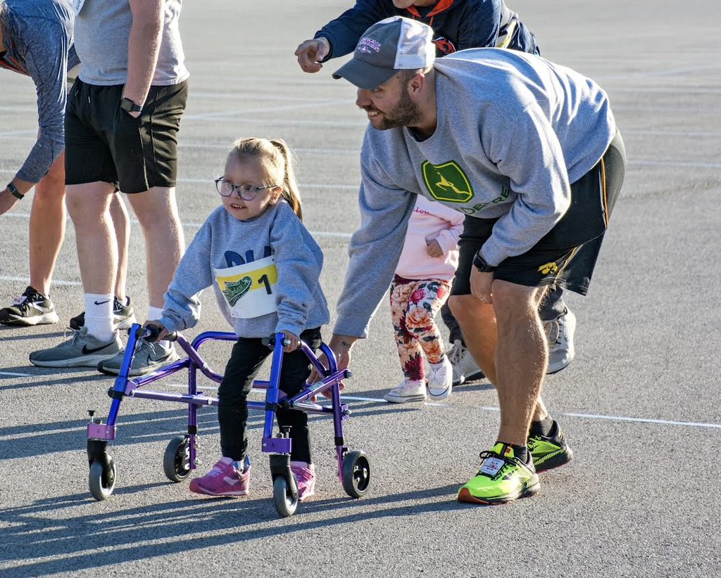 Shellrock2310's tweet image. Go Z Go! Zoey did the entire 50 yard dash at the @JohnDeere 5K by herself! Core memory created 💚💛 #CureSMA