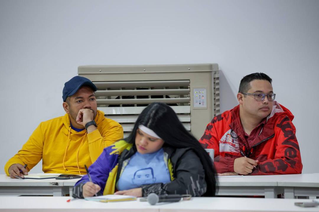 Este martes #8OCT el primer vicepresidente del <a href="/PartidoPSUV/">PSUV</a>, Cap. @DCabellor acompañó la reunión semanal de la Dirección Nacional de la Juventud del PSUV (JPSUV), en la cual encomendó tareas a los jóvenes y debatió la agenda de trabajo para este último trimestre del año.