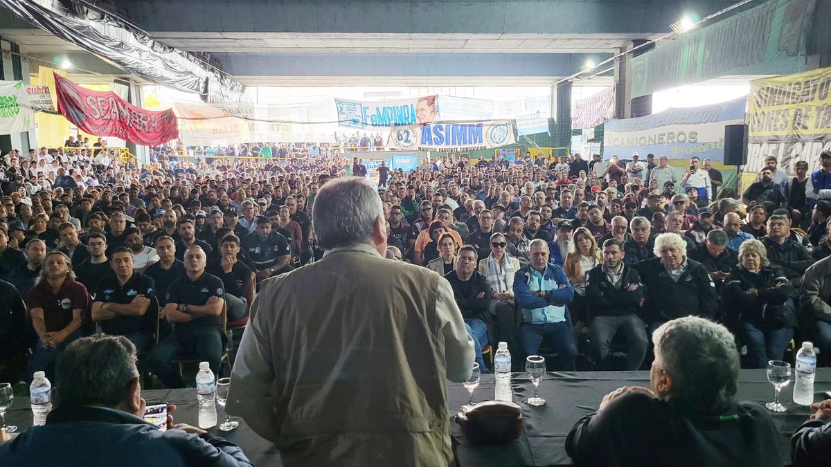 #FeMPINRA La Mesa Nacional del Transporte reafirmó en el Plenario el compromiso de lucha por la justicia social y la plena soberanía del país y convocó a un paro nacional de transporte el 30 de octubre. 
facebook.com/FeMPINRATv/pos…