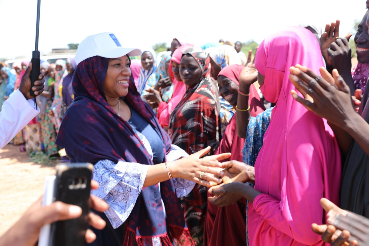 PnudNiger's tweet photo. A #Bossadje la RR du @PnudNiger @KouassiNicole  &amp; l'Administrateur Délégué de Birni ont donné le coup d'envoi de la plantation de 20000 arbres pour clôturer le site de 100 hectares du complexe agro-business qui fera de #BirniNgaouré un pôle d'excellence pour la production de maïs https://t.co/H6r0SpZpsB